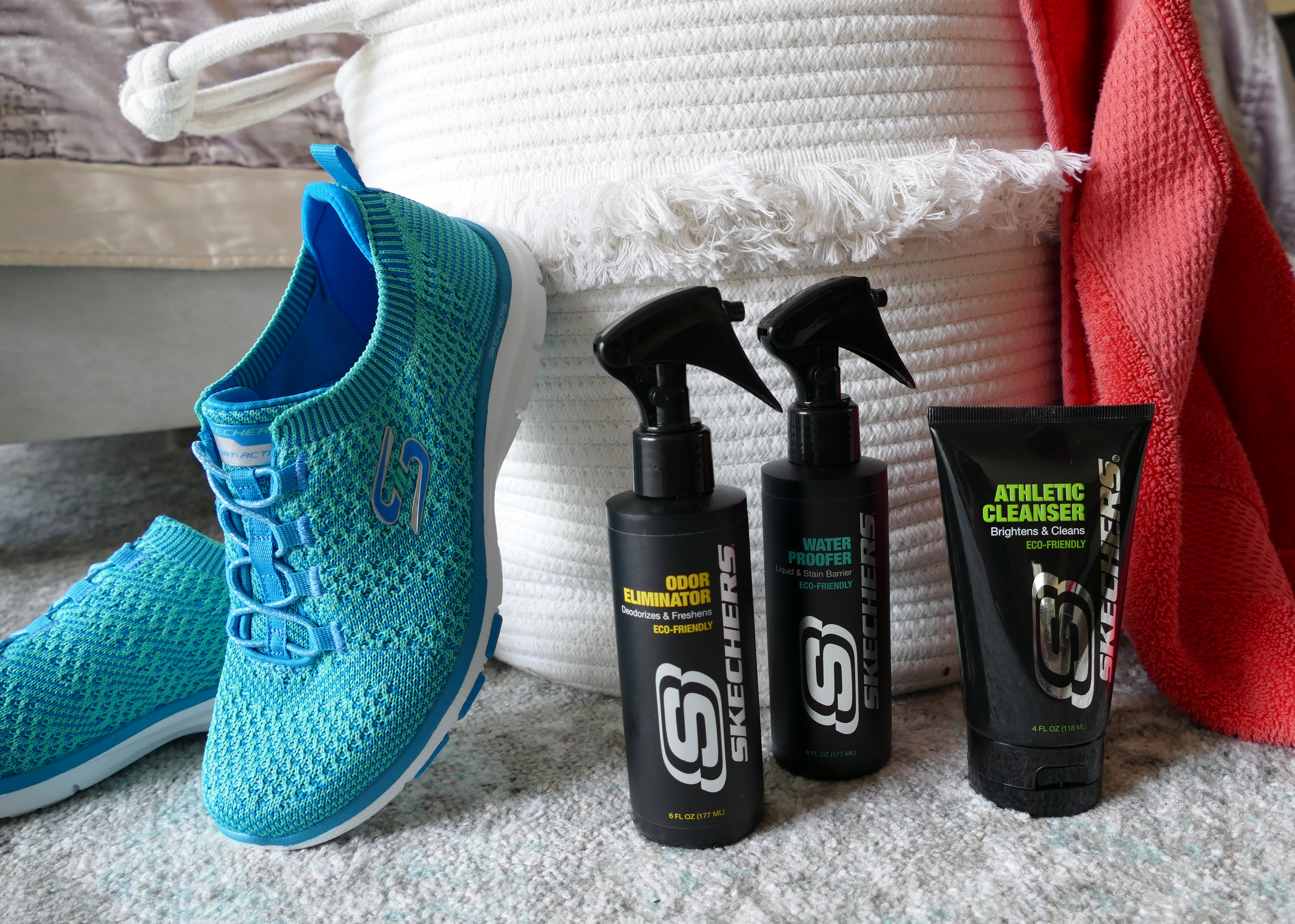 Воняет обувь как избавиться от запаха. Athletic Cleanser для обуви brightens & cleans. Skechers brightens and Cleanse. Скетчерс очиститель для обуви. Soft Relax обувь.