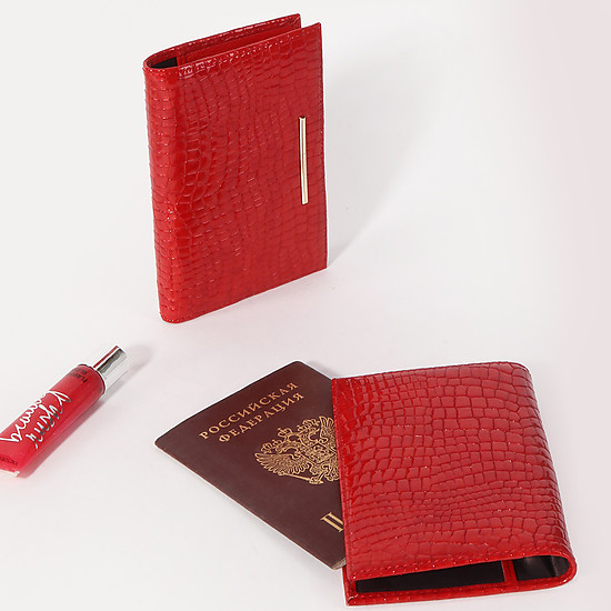 Красная обложка для паспорта из лаковой кожи с тиснением под рептилию  Alessandro Beato