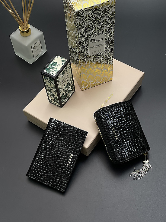 Подарочный набор из черной кожи с тиснением под кожу крокодила, состоящий из кошелька и обложки  Alessandro Beato
