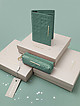 Подарочный набор из ключницы и обложки для паспорта из бирюзово-зеленой кожи с узорным тиснением  Alessandro Beato