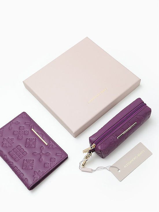 Подарочный набор из ключницы и обложки для паспорта из фиолетовой кожи с узорным тиснением  Alessandro Beato