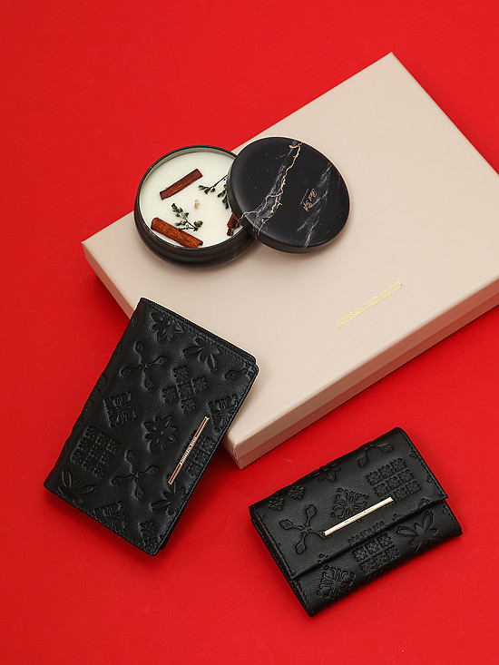 Новогодний подарочный набор из кожаных кошелька и обложки в черном оттенке с узорным тиснением  Alessandro Beato