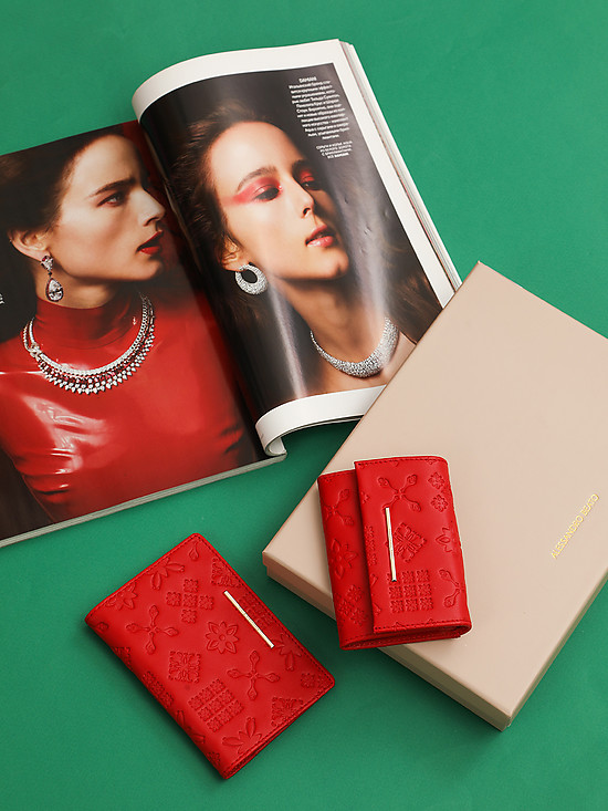 Новогодний подарочный набор из кожаных кошелька и обложки в красном оттенке с узорным тиснением  Alessandro Beato