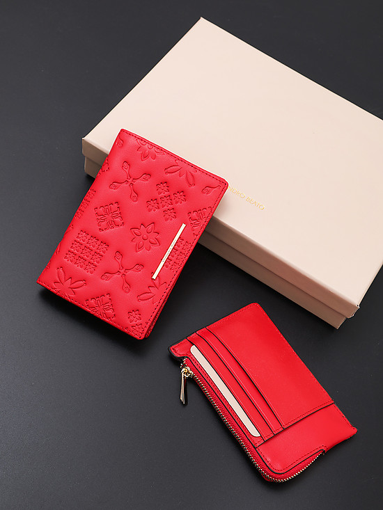 Подарочный набор кожаных аксессуаров в красном оттенке с узорным принтом  Alessandro Beato