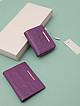 Подарочный набор из кожаных кошелька и обложки в фиолетовом оттенке с узорным тиснением  Alessandro Beato
