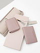 Подарочный набор из кожаных кошелька и обложки в пудрово-розовом оттенке  Alessandro Beato