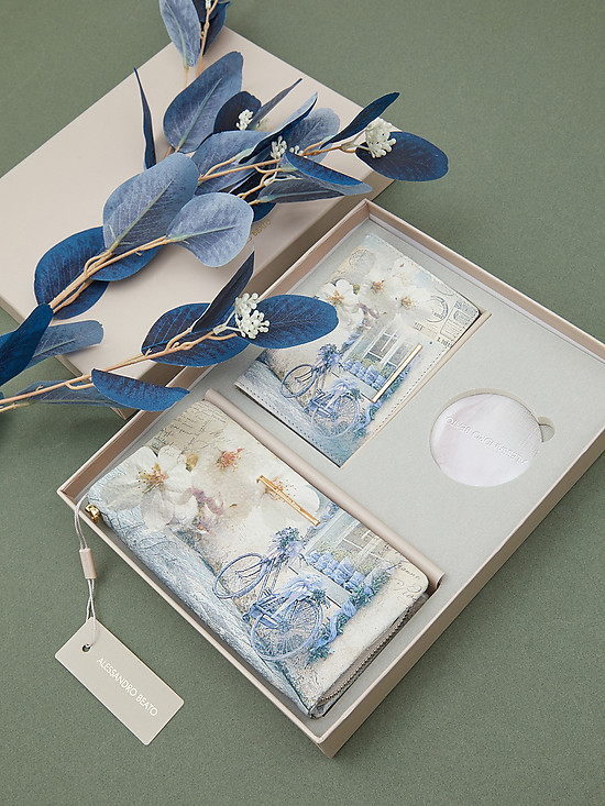 Подарочный набор кожаных аксессуаров с романтичным принтом в голубых тонах  Alessandro Beato