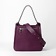 Небольшая сумка-хобо из натуральной кожи в насыщенном фиолетовом цвете  Gilda Tonelli