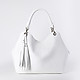 Белая сумка-тоут среднего размера из мягкой кожи с декоративными кисточками  KELLEN