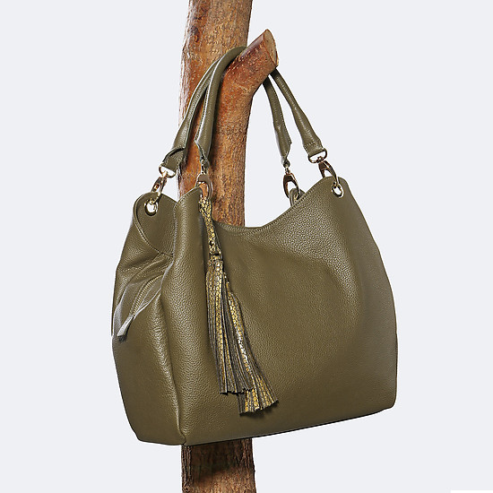 Вместительная мягкая сумка с кожаными кисточками в оливковом цвете  KELLEN