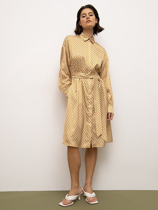 Приталенное платье горчичного цвета с абстрактным принтом  EMKA