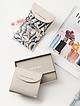 Маленький светло-бежевый кожаный бумажник-конвертик с подкладкой с принтом  Alessandro Beato