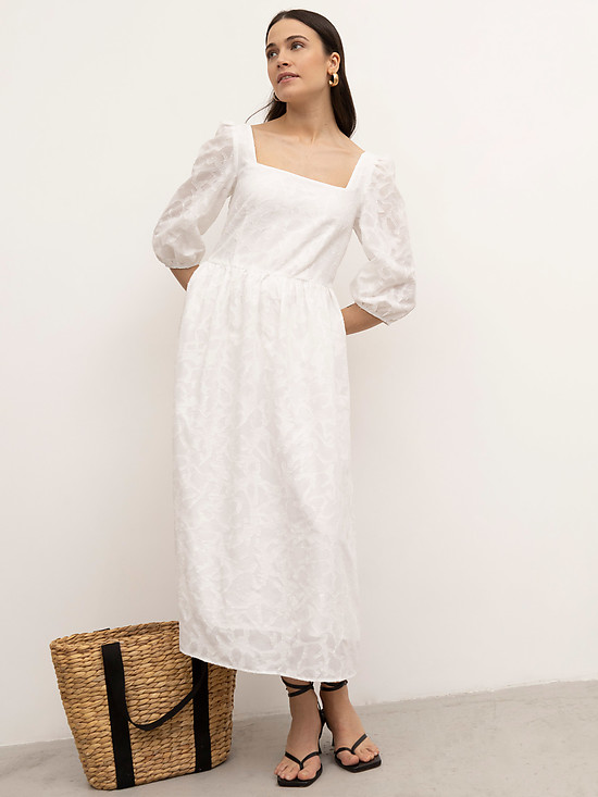 Белое платье А-силуэта с абстрактным узором  EMKA