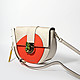 Дизайнерская сумочка-полумесяц из жемчужной кожи с ярким декором  Cromia