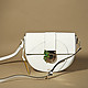 Дизайнерская сумочка-полумесяц с ярким декором на клапане  Cromia