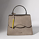 Стильная сумочка-трапеция из натуральной кожи сафьяно с фирменым брелоком в бронзовом цвете PERLA  Cromia