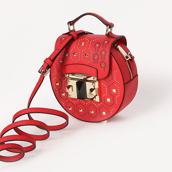 Круглая сумочка красного цвета небольшого размера из кожи сафьяно с заклепками  Cromia