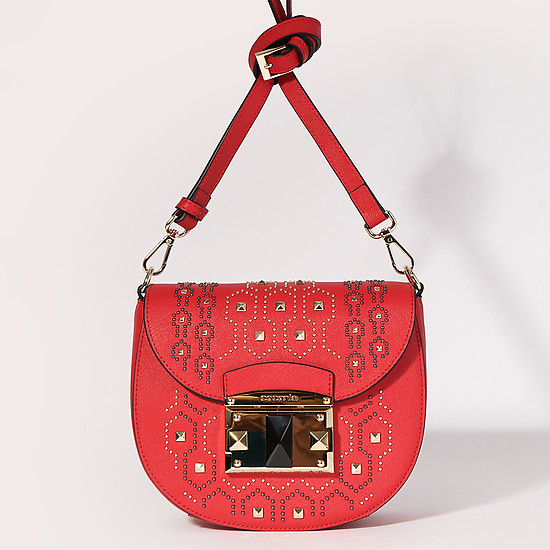 Кожаная сумочка-седло в красном цвете, декорированная золотыми заклепками  Cromia