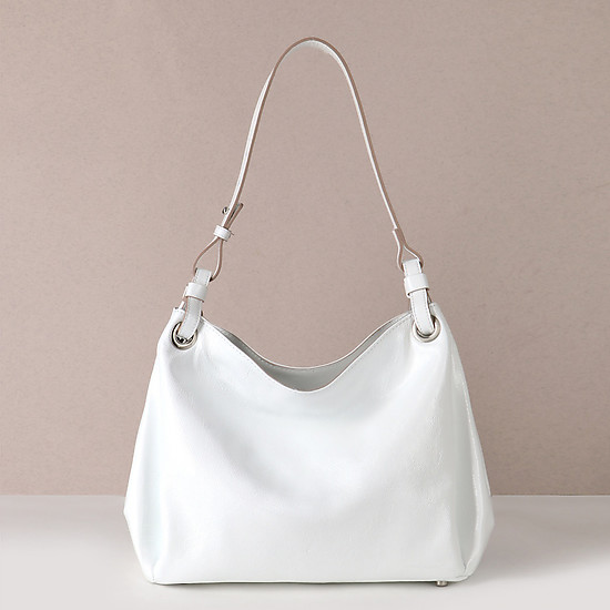 Белая лаковая сумка-хобо  Arcadia