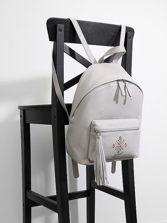 Серый кожаный рюкзак среднего размера с вышивкой на переднем кармане  KELLEN