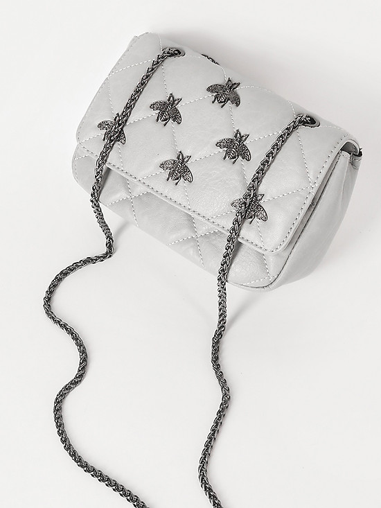 Стеганая прямоугольная сумочка кросс-боди из дымчато-белой экокожи с декором в форме насекомых  Tosca Blu