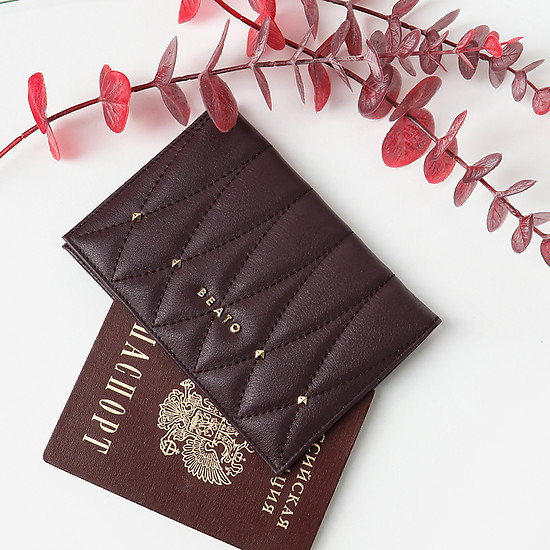 Темно-бордовая обложка на паспорт из кожи с узорной прострочкой  Alessandro Beato