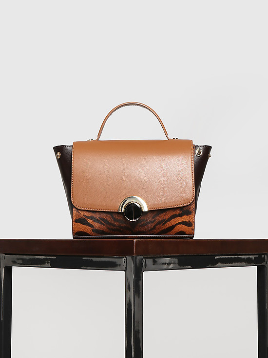 Компактная кожаная сумочка-трансформер с тигриным принтом  KELLEN