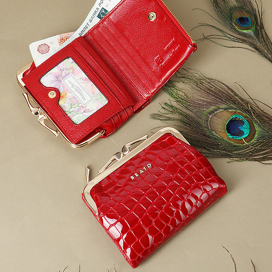 Небольшой кошелек из красной лаковой кожи с тиснением под рептилию  Alessandro Beato