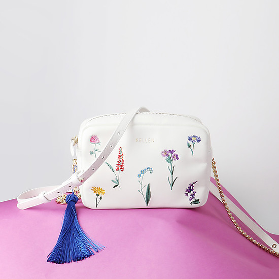 Белая прямоугольная  сумочка кросс-боди из мягкой кожи с цветочной вышивкой и брелком-кисточкой  KELLEN