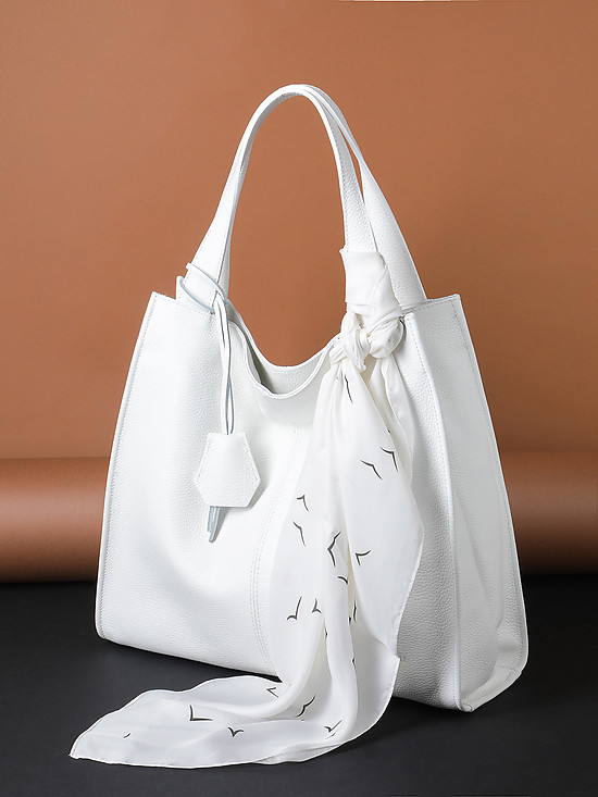 Белая сумка-тоут из мягкой кожи с ручками на плечо и платком  Folle