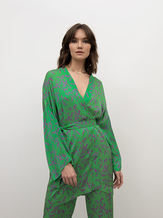 Зеленая блузка-кимоно с сиреневым цветочным принтом  EMKA