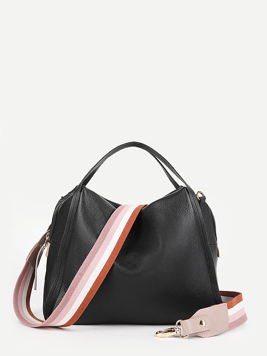 Небольшая черная кожаная сумка мягкой прямоугольной формы с текстильным ремешком  Folle