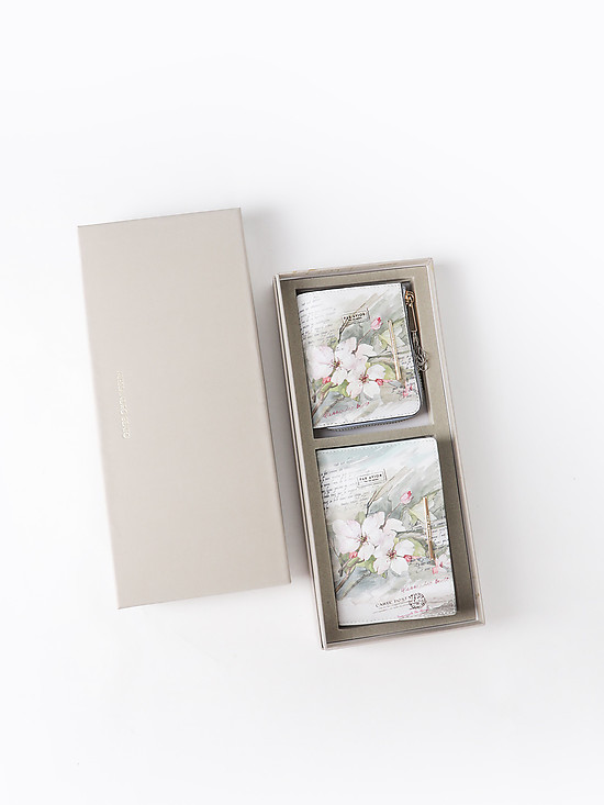 Подарочный набор из кожаных кошелька и обложки с цветочным принтом  Alessandro Beato