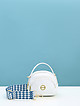 Маленькая белая кожаная сумочка-боулер с текстильным ремнем  Folle