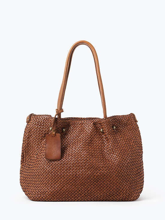Коньячно-коричневая сумка-тоут из плетеной мягкой кожи с винтажным эффектом  Folle