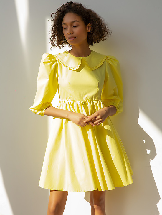 Желтое короткое платье бэби-долл с отложным воротничком и рукавами-фонариками  Roanella