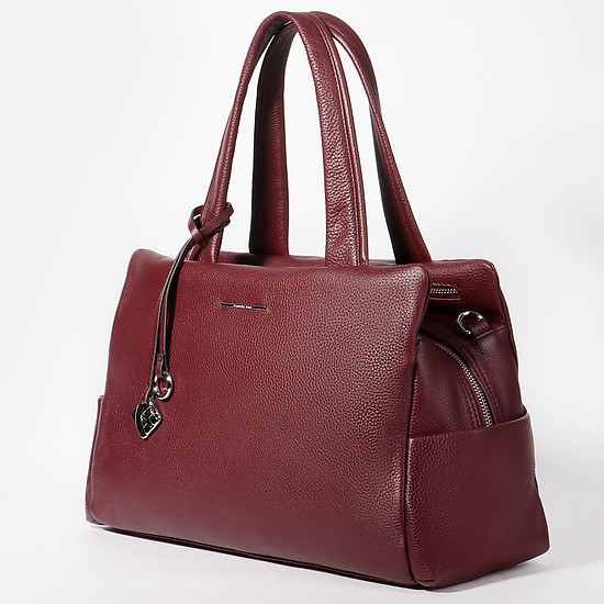 Бордовая сумка-тоут из мягкой кожи c фирменным серебристым брелоком  Alessandro Beato
