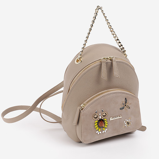 Небольшой бежевый рюкзак с декором на кармане  Marina Creazioni