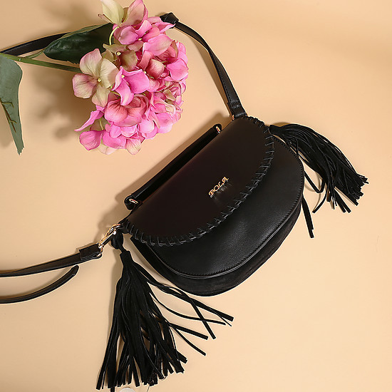 Черная сумочка-кроссбоди из экокожи, декорированная крупными кисточками в тон  Pola