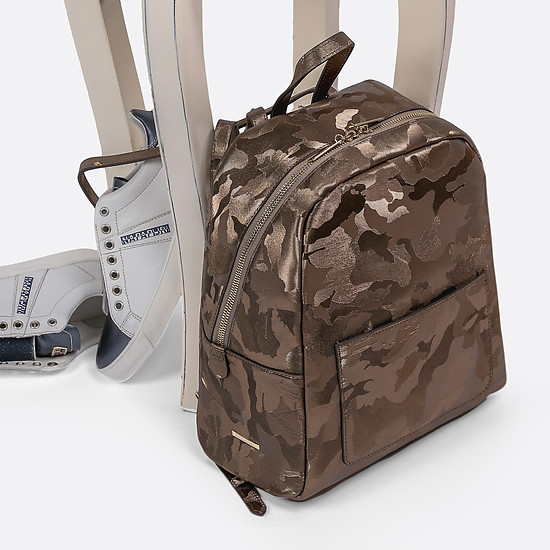 Рюкзак бронзового цвета небольшого размера из натуральной кожи с тиснением в стиле милитари  Alessandro Beato