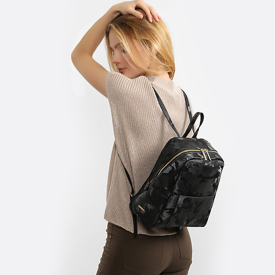 Рюкзак черного цвета небольшого размера из натуральной кожи с тиснением в стиле милитари  Alessandro Beato