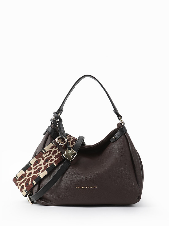 Небольшая мягкая кожаная сумка-хобо темно-коричневого цвета с широким текстильным ремешком  Alessandro Beato