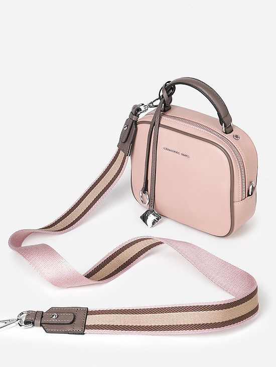 Пудрово-розовая кожаная сумочка-боулер с текстильным ремешком  Alessandro Beato