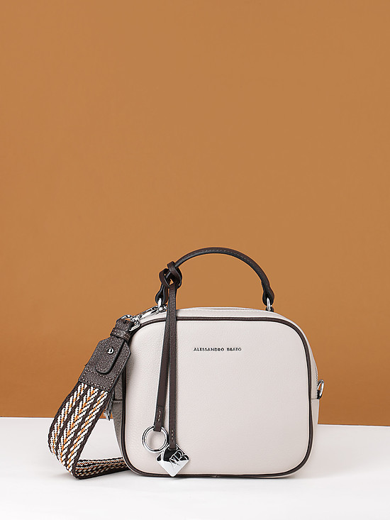 Светло-серая кожаная сумочка-боулер с текстильным ремешком  Alessandro Beato