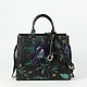 Квадратная сумочка небольшого размера из натуральной черной кожи с темно-зеленой замшевой вставкой и цветочным принтом  Alessandro Beato