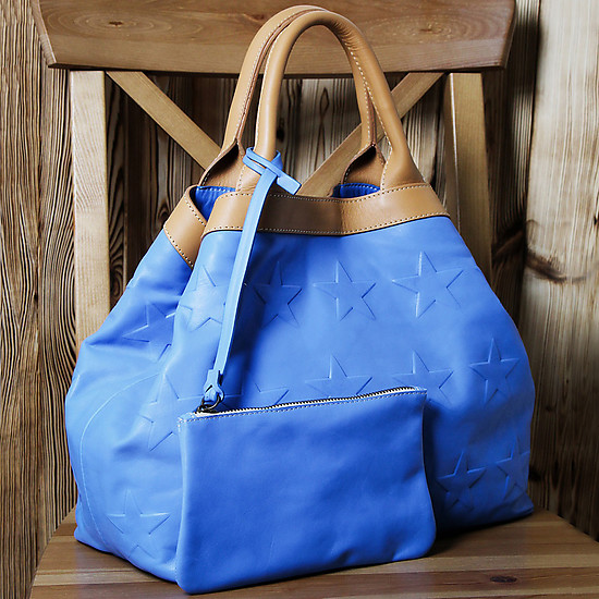 Вместительная сумка синего цвета из натуральной кожи с фигурным тиснением и контрастными ручками  IO Pelle