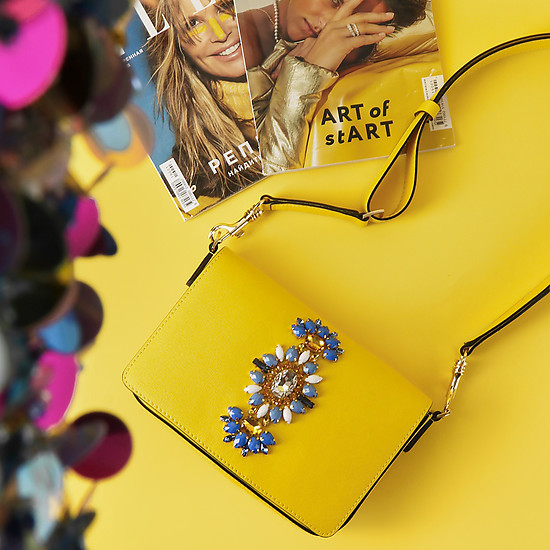 Желтая сумочка-клатч из сафьяновой кожи с декором из страз  Gianni Chiarini