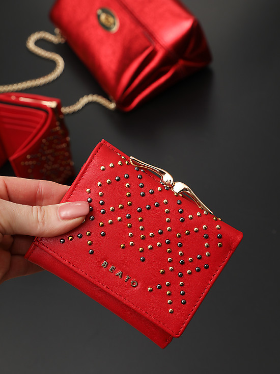 Компактный кошелек из красной кожи с декорированными кнопками  Alessandro Beato