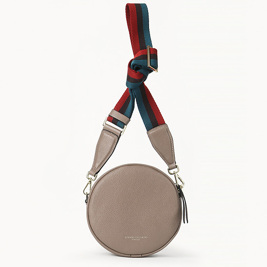 Небольшая круглая кожаная сумка в оттенке тауп с текстильным ремнем  Gianni Chiarini