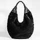 Округлая сумка-хобо из мягкой черной кожи с декором из стриженного кроличьего меха  Innue